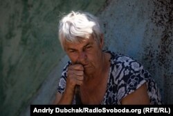 Жителька Смолянинового біля воріт свого вщент згорілого будинку