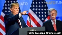 Президент США Дональд Трамп (ліворуч) і його радник з питань національної безпеки Джон Болтон під час прес-конференції після саміту глав держав та урядів у штаб-квартирі НАТО. Брюссель, 12 липня 2018 року