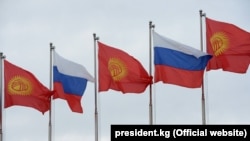Флаги Кыргызстана и России.