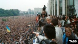 Президент России Борис Ельцин выступает на митинге в поддержку демократии 