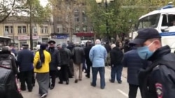 Qırımtatarlar Aksenovğa kelip, afu soramasını talap etti. O, çıqmadı (video)