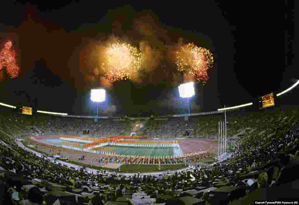 Fireworks burst above Moscow’s Lenin Stadium during the 1980 Summer Olympics’ closing ceremony on August 3. 