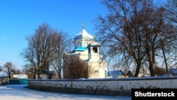 Церква Зачаття Анни в селищі Погарі. Цегляна церква з елементами українського бароко побудована на межі XVIII-XIX століть