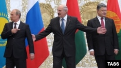 Зліва направо: Володимир Путін, Олександр Лукашенко і п’ятий президент України Петро Порошенко. Мінськ, Білорусь. 26 серпня 2014 року