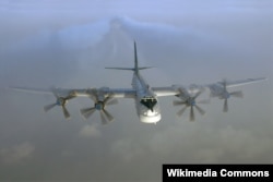 Стратегічний бомбардувальник Ту-95 під час польоту. Україна передала Росії 11 важких бомбардувальників в кінці 1990-х років