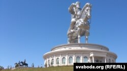 Чыңгыз хандын Улан Батордон 30 км чыгышта орнотулган эстелиги. Бийиктиги 54 м, эсетлик жана лифт үчүн 250 тонна болот кеткен.