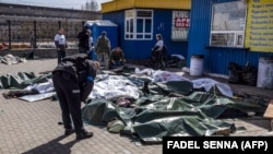 Краматорск темир жол станциясында орус аскерлеринин ракеталык соккусунан набыт болгондордун сөөктөрү. 8-апрель, 2022-жыл