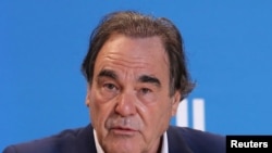 Оливер Стоун.