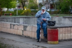 «Пікнік» Василя біля непрацюючого троєщинського фонтану