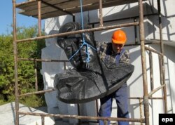 Демонтаж пам’ятника радянському генералу Івану Черняховському у Пененжно на півночі Польщі, вересень 2015 року
