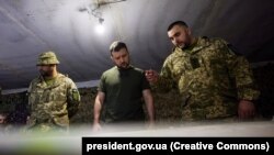 Владимир Зеленский согуш линиясындагы аскерлер менен. 5-июнь, 2022-жыл.