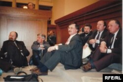 Галадоўка дэпутатаў 12 красавіка 1995 году. Алег Трусаў, Барыс Гюнтэр, Валянцін Голубеў, Сяргей Навумчык, Лявон Дзейка, Уладзімер Заблоцкі.
