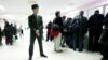 Aşgabat halkara aeroportunda howpsuzlyk işgäri we ýolagçylar (Illýustrasiýa suraty)