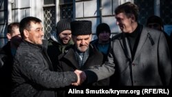 Sabıq qırımlı siyasiy mabüd İsmail Ramazanov (soldan) advokat Aleksey Ladinnen, 2019 senesi yanvar ayı
