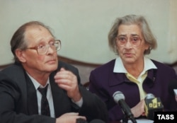 Sergei Kovalyov with Yelena Bonner, the widow of Andrei Sakharov, in Moscow in October 1998.