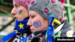 Початок Революції гідності – Євромайдан. Учасниці акції протесту проти відмови команди Януковича підписати Угоду про Асоціацію України з ЄС. Майдан незалежності, Київ. 30 листопада 2013 року