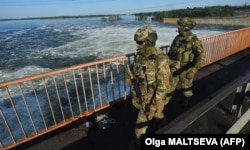 Российские военные на автомобильном мосту возле Каховской ГЭС, 2022 год