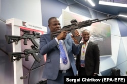 Posetilac ispituje automatsku pušku Kalašnjikov na izložbi na marginama Rusko-afričkog samita u Sočiju 2019.