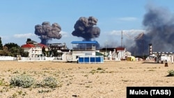 Дым от взрывов на российском военном аэродроме в поселке Новофедоровка вблизи города Саки в аннексированном Крыму, 9 августа 2022 года