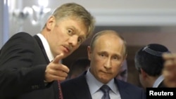 Преcсекретар президента Росії Володимира Путіна Дмитро Пєсков (ліворуч) і його керівник