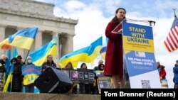 Посол України у США Оксана Маркарова виступає під час мітингу на підтримку України в час масштабної збройної агресії Росії. Вашингтон, 27 березня 2022 року
