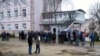 Чарга ў польскі кансулят у Горадні па візы. Архіўнае фота, 2016 год 