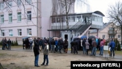 Чарга ў польскі кансулят у Горадні па візы. Архіўнае фота, 2016 год 