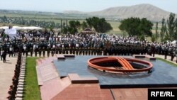 Чыңгыз Айтматовду акыркы сапарга узатуу зыйнаты. "Ата-Бейит". 14.6.2008.