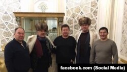 Салимбай Абдувалиев менен сүрөткө түшкөн адамдар. Сүрөт Балбак Түлөбаевдин "Facebook" баракчасынан алынды.