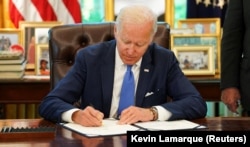 Президент США Джо Байден підписує «Закон про лендліз для оборони демократії Україною від 2022 року». Вашингтон, 9 травня 2022 року