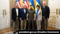 Президент України Володимир Зеленський (посередині) і члени делегації верхньої палати Конгресу США на чолі з лідером республіканської меншості в Сенаті Мітчеллом Макконнеллом (другий зліва). Київ, 14 травня 2022 року