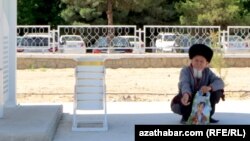 Bir ýaşuly adam duralganyň kölegesinde günden goranyp otyr (arhiw)