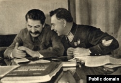 Савецкі дыктатар Ёсіф Сталін і маршал Клімент Варашылаў. 1935
