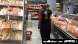 Aşgabadyň söwda dükanlarynyň birinde et önümlerini synlaýan alyjy (Illýustrasiýa suraty)