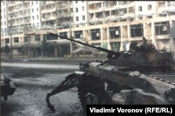 Сгоревший БМП-2 в Грозном, конец 1994 г.