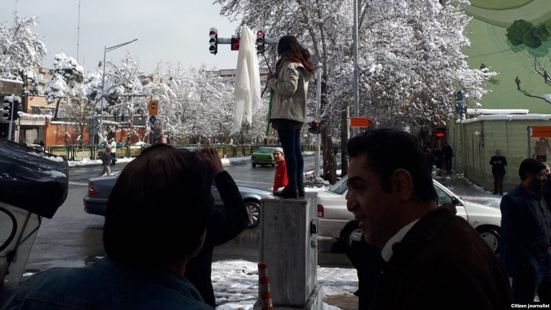 نرگس حسینی دومین دختری بود که بالای سکویی در خیابان انقلاب تهران به حجاب اجباری معترض شد