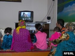 Türkiýäniň önümi bolsan «Ganatsyz guşlar» (“Kanatsız Kuşlar”) kino tapgyry Özbegistanda özüne köp teletomaşaçy tapdy hem uly gyzyklanma bilen kabul edildi.
