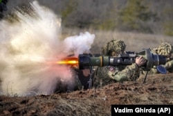 Український військовослужбовець стріляє з протитанкової керованої ракети NLAW під час вишколу в Донецькій області, 2022 рік