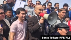 Активист Макс Бокаев на митинге против земельной реформы в Атырау. 24 апреля 2016 года.