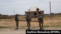 Жарылыс болған оқ-дәрі қоймасынан ұшып, тұрғын үйге түскен снарядты қазып алып, сыртқа шығарған саперлар. Арыс, Түркістан, 29 маусым 2019 жыл.