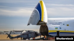 «На літаку транспортувалися 90-тонні гідротурбіни, великогабаритні автокрани «Лібхер», американські кар'єрні самоскиди «Юклид», 109-тонний локомотив, авіадвигуни «Дженерал Електрик» GE90, різне військове устаткування», – «Антонов»