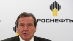 Ґергард Шредер спілкується зі ЗМІ після того, як він став головою ради директорів «Роснефти», Санкт-Петербург, Росія, 2017 рік