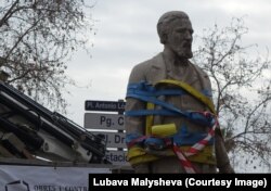Памятник работорговцу Антонио Лопесу покидает барселонскую площадь. 4 марта 2018.