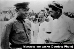 Жусуп Абдыракманов (солдо) менен Абдыкадыр Орозбеков.