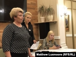 Anastasia Vasilyeva (center) challenges government official Tatyana Menshchikova (left) over the "closure of the TB clinic.