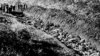 Фотографія 1944 року. На ній частина Бабиного Яру на околиці Києва, в якій виявили тисячі тіл цивільни[, убитих нацистами.