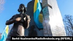 У день відкриття пам'ятника у Бабиному Яру діячу ОУН, поетесі Олені Телізі (1907–1942). Київ, 25 лютого 2017 року