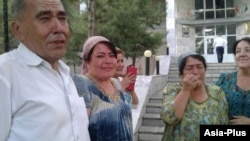 Родные Хайрулло Мирсаидова у здания Согдийского областного суда