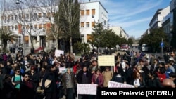 Korisnice naknada za majke sa troje i više djece zahtijevaju da se ukine Zakon kojim se smanjuje mjesečni iznos tog primanja