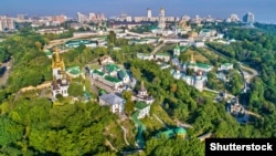 Києво-Печерська Лавра заснована 1051 року як печерний монастир за межами Києва. 1994 року разом із Софійським собором внесена до переліку Світової спадщини ЮНЕСКО. Нині Православна церква України хоче створити свій монастир у Верхній лаврі поруч з монастирем УПЦ (МП), який розташований у Нижній лаврі